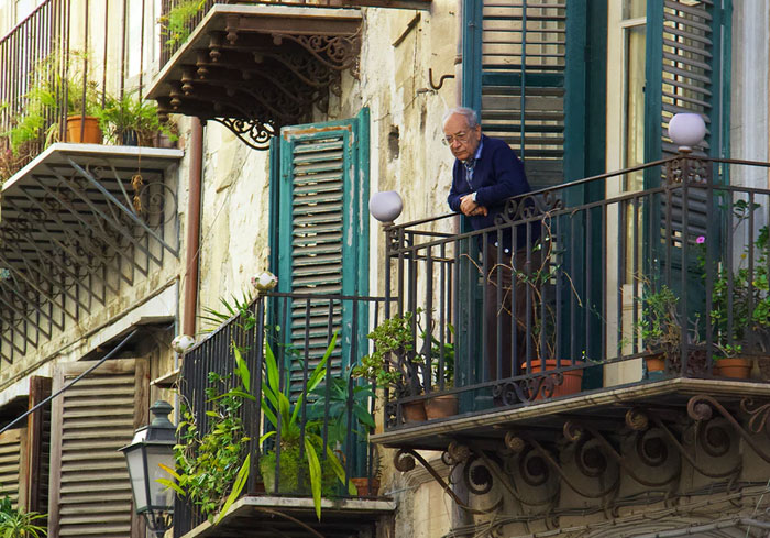 30 People Share Stories Of How Their “Crazy Neighbor” Earned That Name 30 People Share Stories Of How Their “Crazy Neighbor” Earned That Name