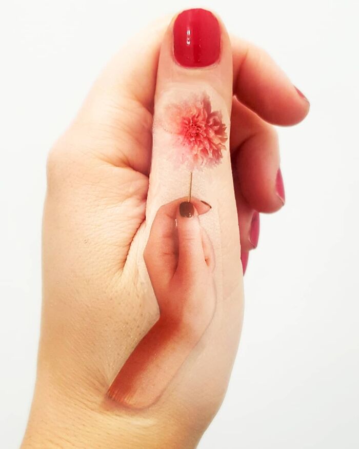 Artist Uses Her Hands As A Canvas To Show Her Hidden Worlds (39 Pics) Artist Uses Her Hands As A Canvas To Show Her Hidden Worlds (39 Pics)