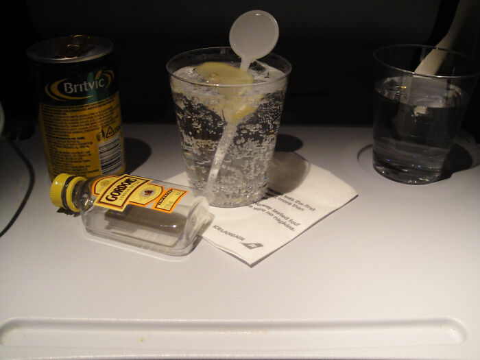 Flight Attendants And Pilots In This Online Group Share 33 Things Passengers Do That Annoy Them