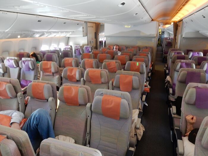 Flight Attendants And Pilots In This Online Group Share 33 Things Passengers Do That Annoy Them