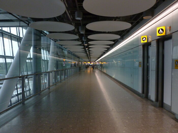 Flight Attendants And Pilots In This Online Group Share 33 Things Passengers Do That Annoy Them