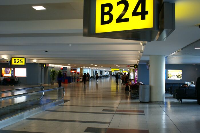 Flight Attendants And Pilots In This Online Group Share 33 Things Passengers Do That Annoy Them