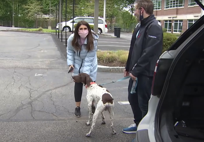 News Anchor Reporting On A Stolen Puppy Sees The Same Dog In The Street, Realizes It’s The Kidnapper Walking Him News Anchor Reporting On A Stolen Puppy Sees The Same Dog In The Street, Realizes It’s The Kidnapper Walking Him