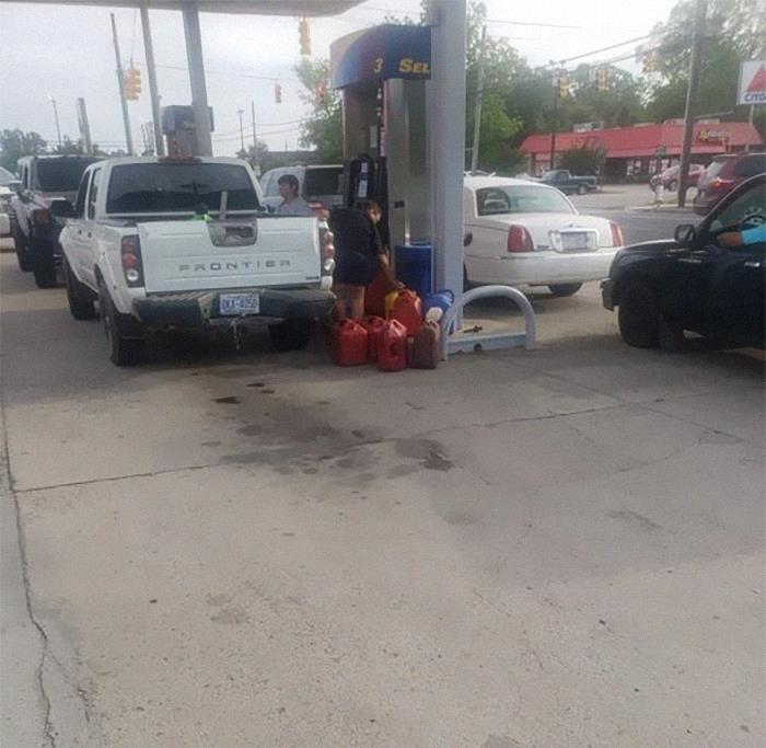 30 Pictures That Show Americans Freaking Out Over The ‘Gas Shortage’ They Pretty Much Created By Themselves 30 Pictures That Show Americans Freaking Out Over The ‘Gas Shortage’ They Pretty Much Created By Themselves