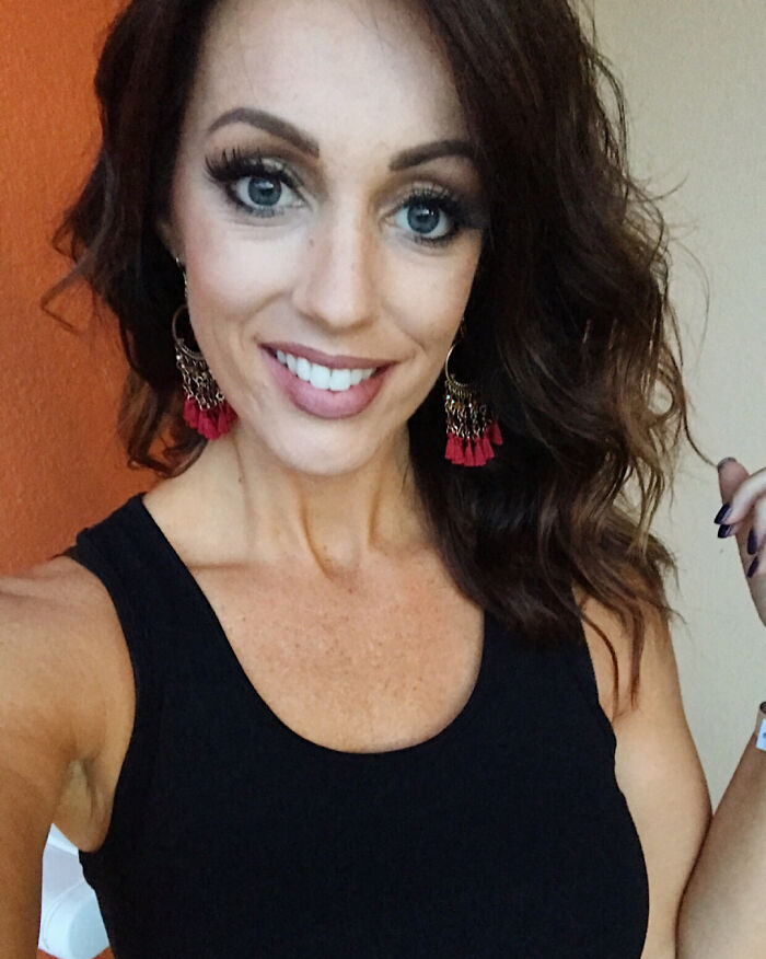 41-Year-Old Woman Decided To Stop Covering Up Her Hair Because She’d Spent 21k Dollars In Hair Salons 41-Year-Old Woman Decided To Stop Covering Up Her Hair Because She’d Spent 21k Dollars In Hair Salons