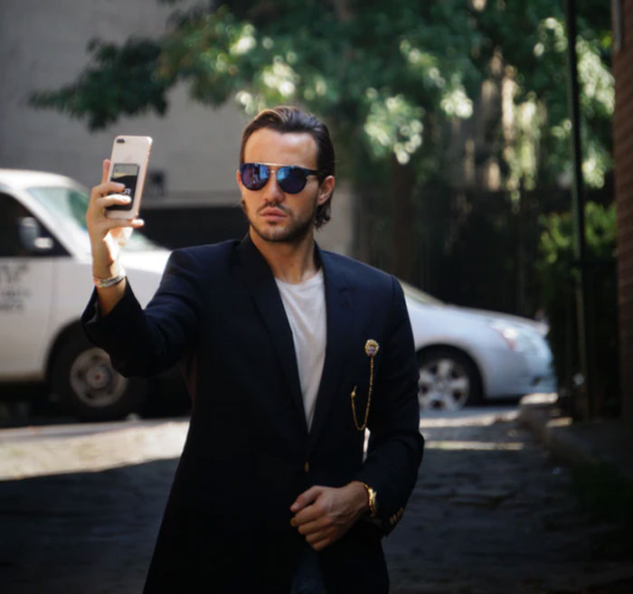 35 People Respond To &#8220;What Is A Tell-Tale Sign That A Man Is Insecure About His Masculinity Or Himself In General?&#8221;