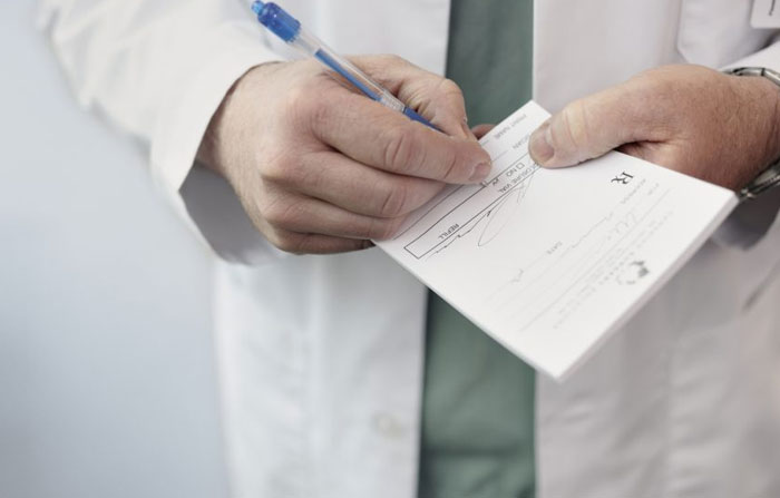 Doctor Writes &#8220;The Most Passive-Aggressive Note&#8221; To Sign Off An Employee For 2 Weeks Instead Of 2 Days After Her Jerk Manager Illegally Threatens To Fire Her