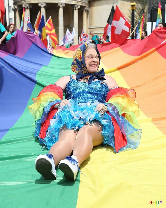 78 Silly And Humorous Edits This Artist Created Of Queen Elizabeth 78 Silly And Humorous Edits This Artist Created Of Queen Elizabeth