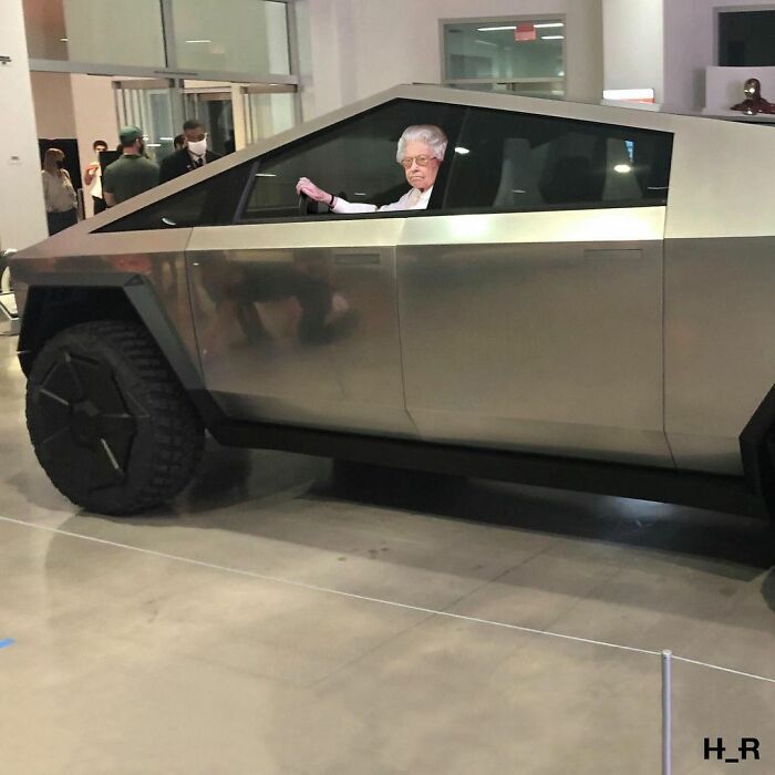 78 Silly And Humorous Edits This Artist Created Of Queen Elizabeth 78 Silly And Humorous Edits This Artist Created Of Queen Elizabeth