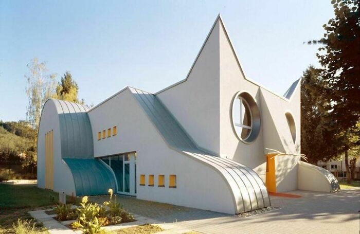 50 Times Architects Made Buildings That Look Cool But Were Uncomfortable To Live In Or Use