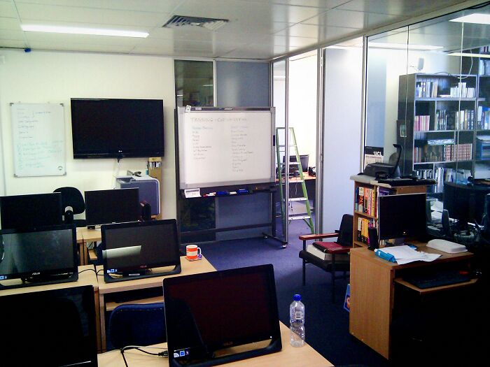 30 Business Decisions That Ended Up Hurting Companies, As Shared In This Online Group