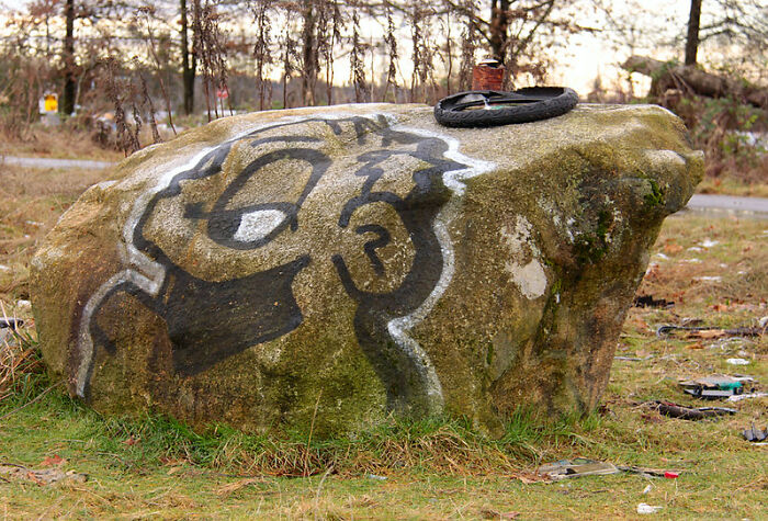 35 Spot-On Answers To “What Do People Think Makes Them Look Cool, But Actually Makes Them Look Like A Douchebag?“, As Shared In This Online Group 35 Spot-On Answers To “What Do People Think Makes Them Look Cool, But Actually Makes Them Look Like A Douchebag?“, As Shared In This Online Group