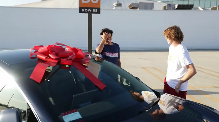 35 Spot-On Answers To “What Do People Think Makes Them Look Cool, But Actually Makes Them Look Like A Douchebag?“, As Shared In This Online Group 35 Spot-On Answers To “What Do People Think Makes Them Look Cool, But Actually Makes Them Look Like A Douchebag?“, As Shared In This Online Group