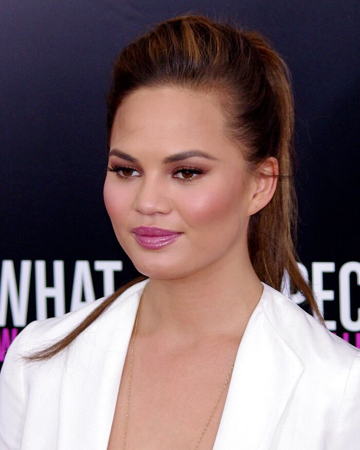 35 Spot-On Answers To “What Do People Think Makes Them Look Cool, But Actually Makes Them Look Like A Douchebag?“, As Shared In This Online Group 35 Spot-On Answers To “What Do People Think Makes Them Look Cool, But Actually Makes Them Look Like A Douchebag?“, As Shared In This Online Group