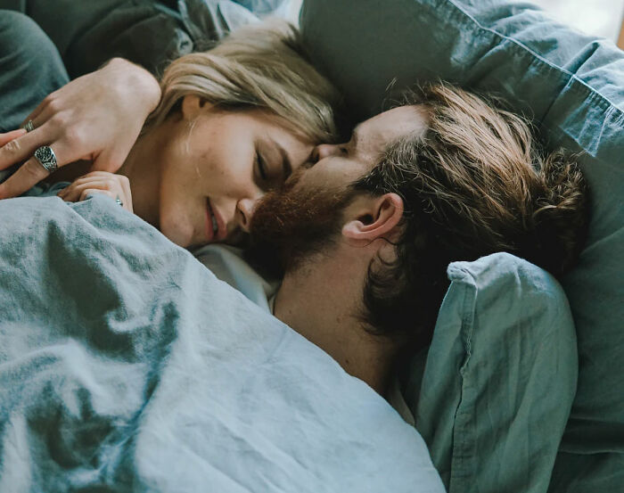 35 Spot-On Answers To “What Do People Think Makes Them Look Cool, But Actually Makes Them Look Like A Douchebag?“, As Shared In This Online Group 35 Spot-On Answers To “What Do People Think Makes Them Look Cool, But Actually Makes Them Look Like A Douchebag?“, As Shared In This Online Group