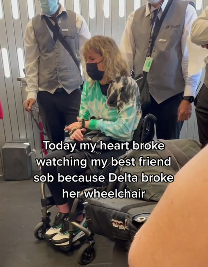 The Internet Is Calling Out Delta Airlines For Damaging This Woman’s Wheelchair And Making Her Cry The Internet Is Calling Out Delta Airlines For Damaging This Woman’s Wheelchair And Making Her Cry