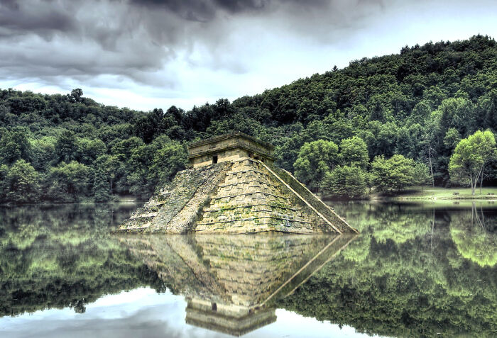 DesignCrowd Challenged Their Community To Change The Location Of Historic Monuments, Here Are 30 Of The Best Submissions DesignCrowd Challenged Their Community To Change The Location Of Historic Monuments, Here Are 30 Of The Best Submissions