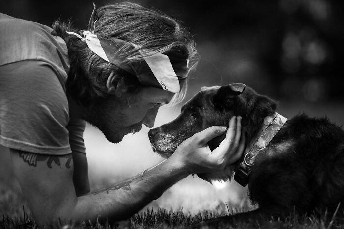 This Photographer Captures The Touching Moments Of People Saying Goodbye To Their Pets (17 Pics) This Photographer Captures The Touching Moments Of People Saying Goodbye To Their Pets (17 Pics)
