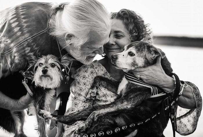 This Photographer Captures The Touching Moments Of People Saying Goodbye To Their Pets (17 Pics) This Photographer Captures The Touching Moments Of People Saying Goodbye To Their Pets (17 Pics)