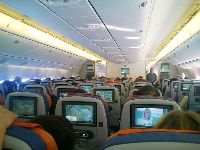 “Sweetie, I’ve Been On Hundreds Of Flights”: Woman Cusses At Teen Who Doesn’t Want To Let Her Have The Exit Row Seat She Was Already Settled In “Sweetie, I’ve Been On Hundreds Of Flights”: Woman Cusses At Teen Who Doesn’t Want To Let Her Have The Exit Row Seat She Was Already Settled In