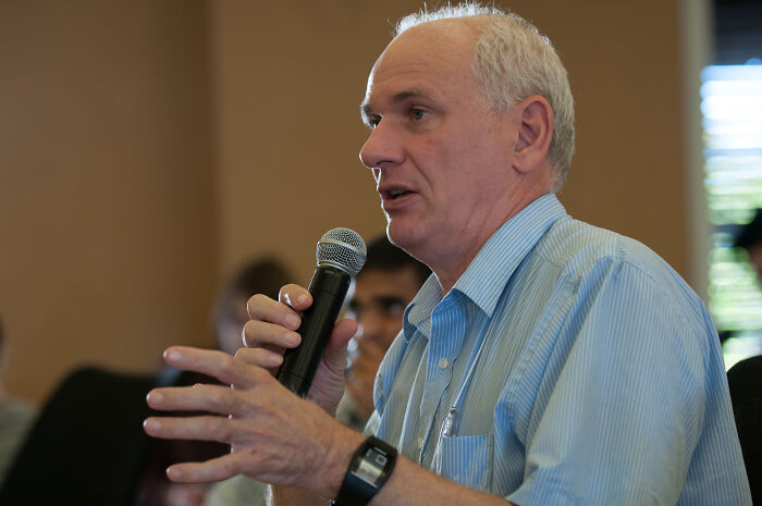 People Online Break Down 25 Subtle Signs That Someone Is Actually Really Intelligent