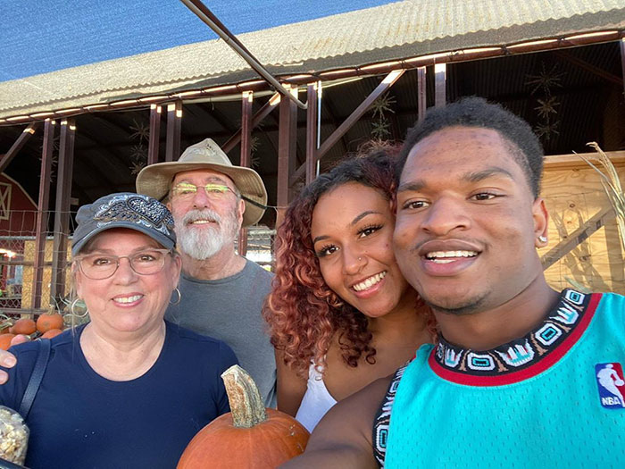 Grandma And A Stranger Who She Accidentally Invited To Thanksgiving Share Their 6th Celebration Together