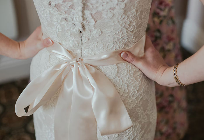“Only Smart Brides Save Money”: Fiancé Loses It After Finding Out His Wife-To-Be Spent $400 Of Her Own Money On A Wedding Dress “Only Smart Brides Save Money”: Fiancé Loses It After Finding Out His Wife-To-Be Spent $400 Of Her Own Money On A Wedding Dress