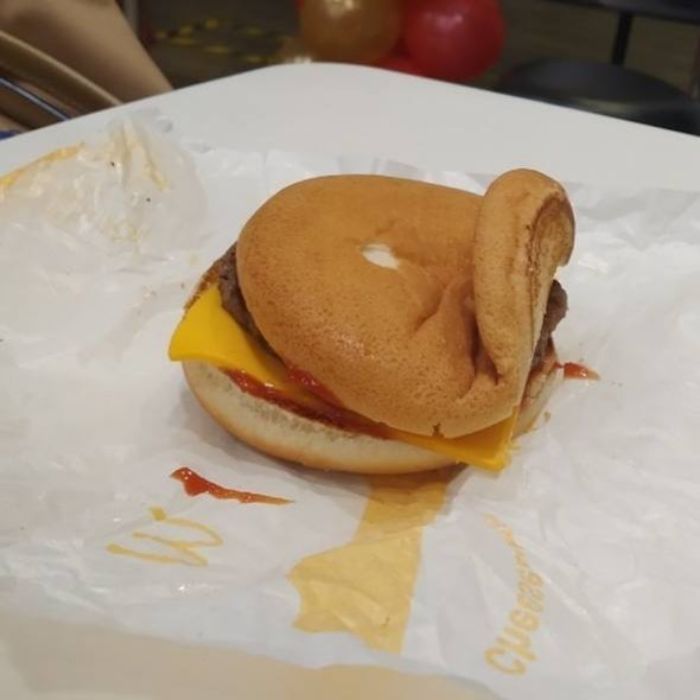 Customers Share Their Worst McDonald’s Orders On This Instagram Account (30 Pics) Customers Share Their Worst McDonald’s Orders On This Instagram Account (30 Pics)