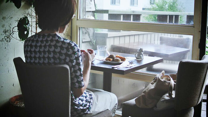 Man Shares How His Wife Didn’t Know How To Speak To A Cafe Server She Thought Was Trans, Gets Roasted Man Shares How His Wife Didn’t Know How To Speak To A Cafe Server She Thought Was Trans, Gets Roasted