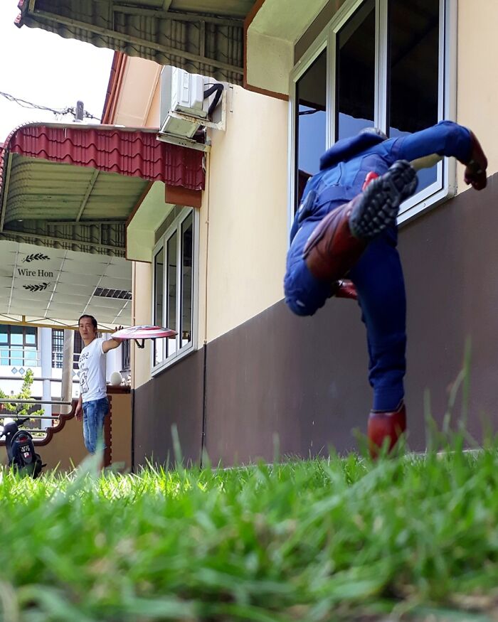 Folks Are Cracking Up At These 30 Forced Perspective Photos Of Action Figures Casually Interacting With Their Owner (New Pics) Folks Are Cracking Up At These 30 Forced Perspective Photos Of Action Figures Casually Interacting With Their Owner (New Pics)