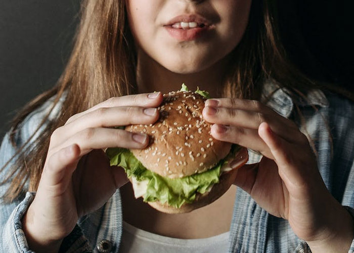 Vegan Gets Served A Real Burger Without Even Knowing It, And Her Experience Ignites An Important Discussion Vegan Gets Served A Real Burger Without Even Knowing It, And Her Experience Ignites An Important Discussion