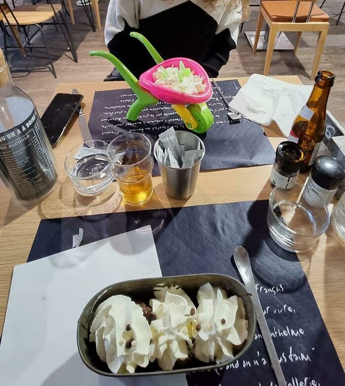 40 Times People Would’ve Rather Got Plates And Glasses Instead Of These Disasters (New Pics) 40 Times People Would’ve Rather Got Plates And Glasses Instead Of These Disasters (New Pics)