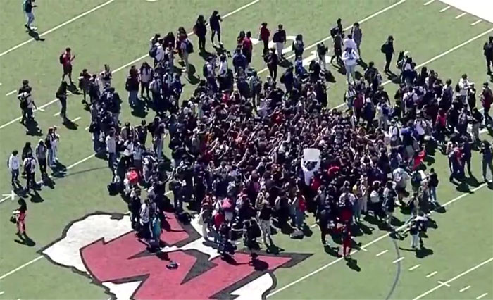 “I Was Freaked. The Kids Were Freaked Out”: Students Stage A Massive Walkout After A Lesbian Teacher Is Escorted Off Campus “I Was Freaked. The Kids Were Freaked Out”: Students Stage A Massive Walkout After A Lesbian Teacher Is Escorted Off Campus