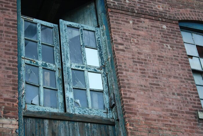 Man On Twitter Illustrates How Bad The Consequences Of Procrastination Are With His Broken-Window Story