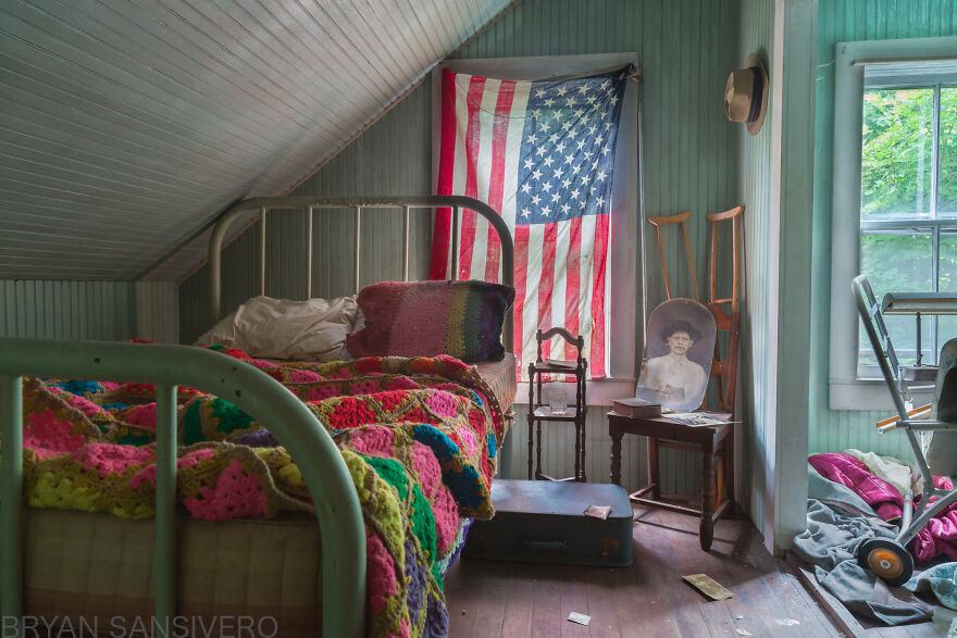 I Photographed The Abandoned Home Of A WWII Veteran And It’s Like A Time Capsule I Photographed The Abandoned Home Of A WWII Veteran And It’s Like A Time Capsule