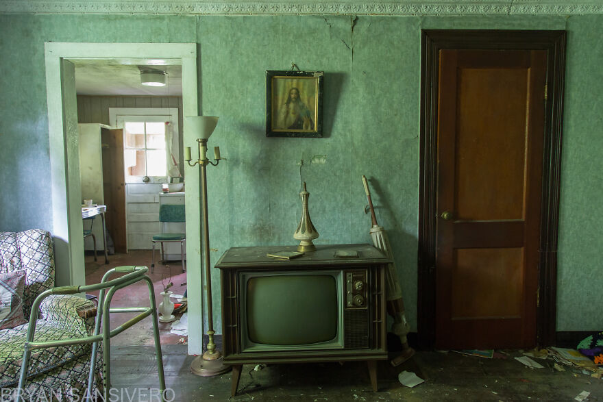 I Photographed The Abandoned Home Of A WWII Veteran And It’s Like A Time Capsule I Photographed The Abandoned Home Of A WWII Veteran And It’s Like A Time Capsule