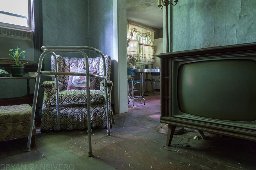 I Photographed The Abandoned Home Of A WWII Veteran And It’s Like A Time Capsule I Photographed The Abandoned Home Of A WWII Veteran And It’s Like A Time Capsule