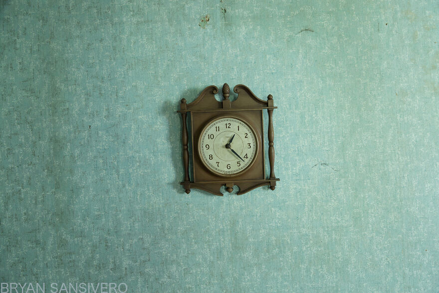 I Photographed The Abandoned Home Of A WWII Veteran And It’s Like A Time Capsule I Photographed The Abandoned Home Of A WWII Veteran And It’s Like A Time Capsule