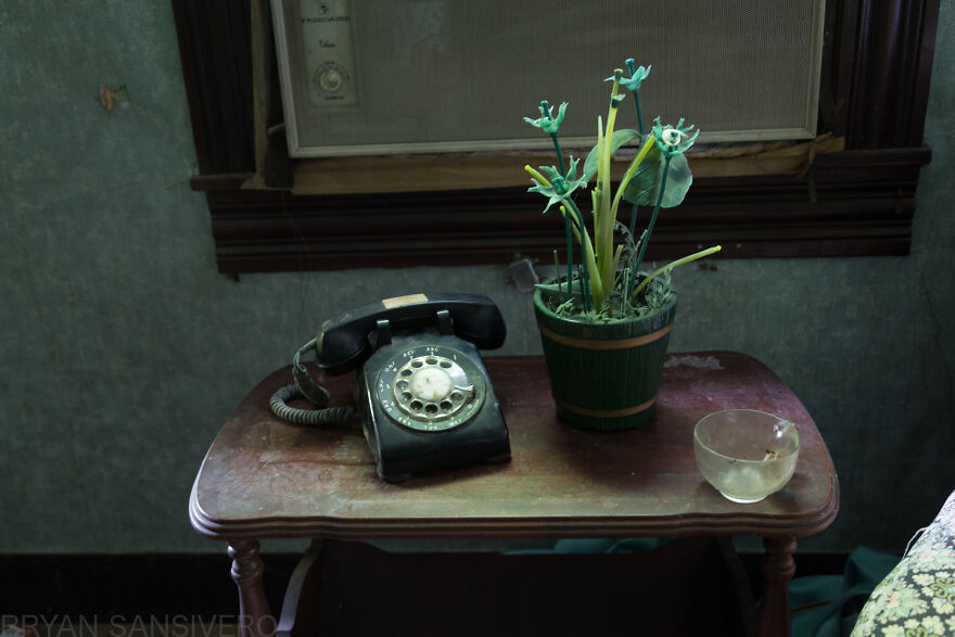I Photographed The Abandoned Home Of A WWII Veteran And It’s Like A Time Capsule I Photographed The Abandoned Home Of A WWII Veteran And It’s Like A Time Capsule