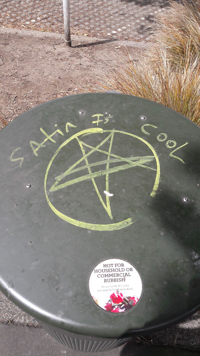 Hey Pandas, What Is Something Weird You Have Seen In Public? (Closed) Hey Pandas, What Is Something Weird You Have Seen In Public? (Closed)