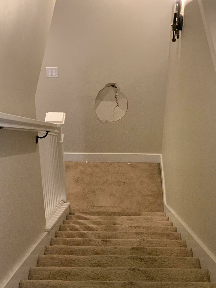 “Well, That Sucks”: 30 Times Really Unfortunate Things Happened To People’s Homes (New Pics)