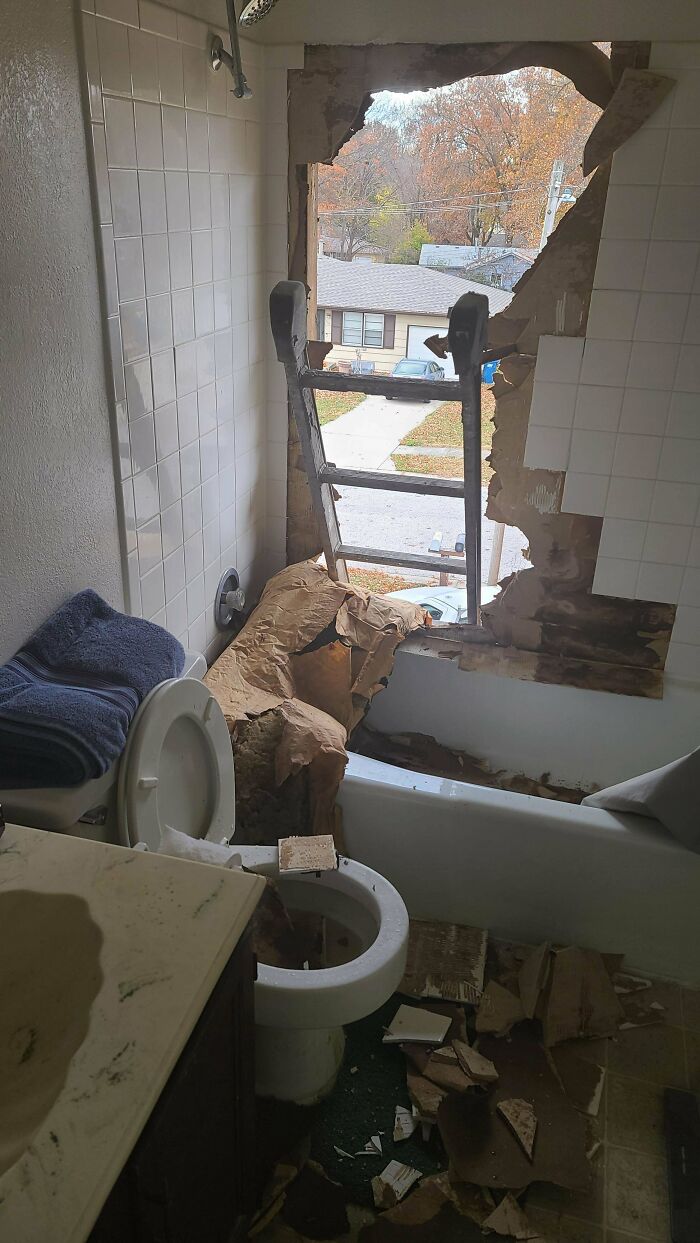 “Well, That Sucks”: 30 Times Really Unfortunate Things Happened To People’s Homes (New Pics)