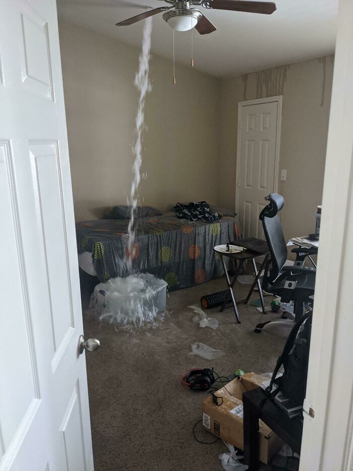 “Well, That Sucks”: 30 Times Really Unfortunate Things Happened To People’s Homes (New Pics)