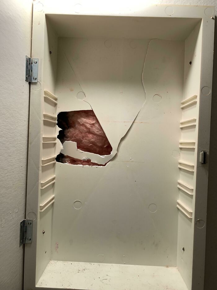 “Well, That Sucks”: 30 Times Really Unfortunate Things Happened To People’s Homes (New Pics)