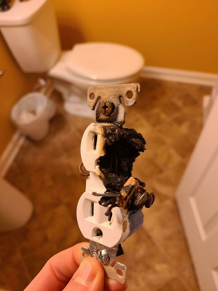 “Well, That Sucks”: 30 Times Really Unfortunate Things Happened To People’s Homes (New Pics)