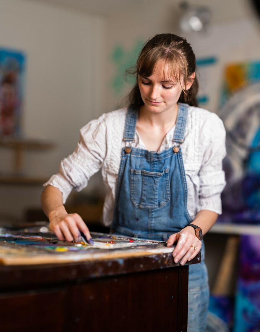 Emerging Artist Chases Her Dreams By Painting Wild Scenes Of Horses Emerging Artist Chases Her Dreams By Painting Wild Scenes Of Horses