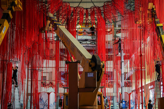 “Memory Veil”: 10,000 Strands Of Red String Beads Art Installation (20 Pics) “Memory Veil”: 10,000 Strands Of Red String Beads Art Installation (20 Pics)