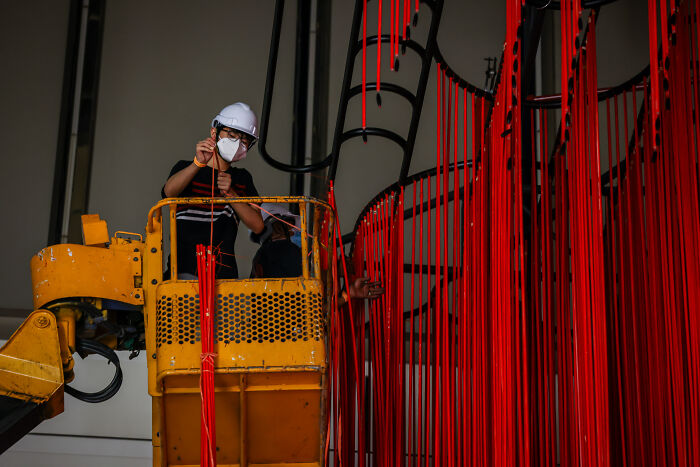 “Memory Veil”: 10,000 Strands Of Red String Beads Art Installation (20 Pics) “Memory Veil”: 10,000 Strands Of Red String Beads Art Installation (20 Pics)