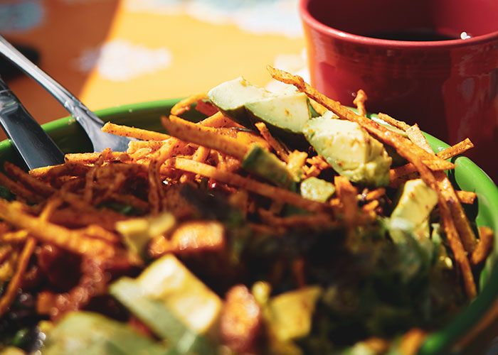 Waiter Wants To “Protect” Woman’s Slim Figure, Swaps Her Order For Chicken Waiter Wants To “Protect” Woman’s Slim Figure, Swaps Her Order For Chicken