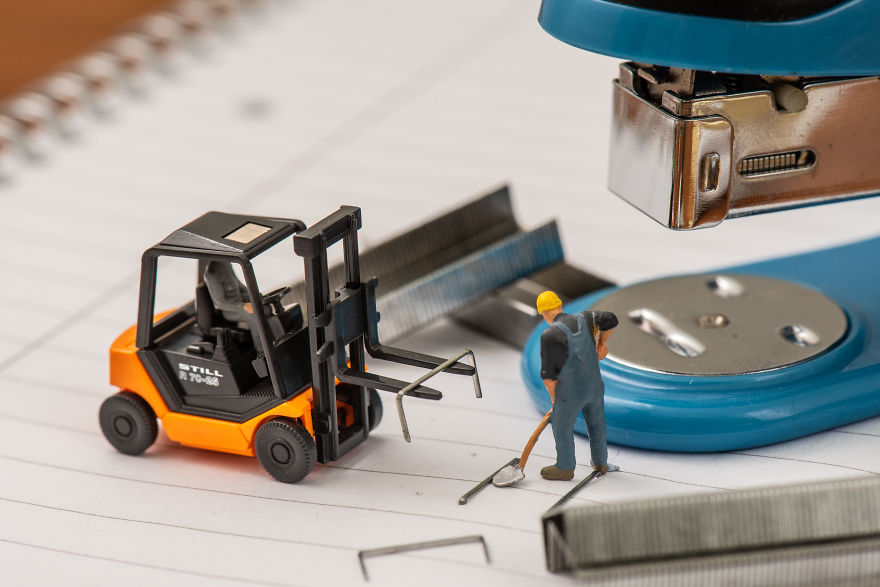 I Turn Everyday Objects Into Convincing Miniature Worlds (15 Pics) I Turn Everyday Objects Into Convincing Miniature Worlds (15 Pics)